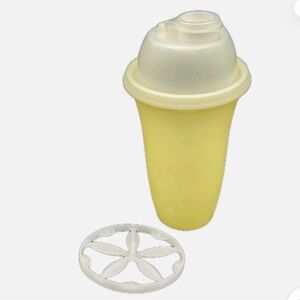 Tupperware Quick Shake Gravy Shaker Mixer Blender 844 - 16oz Vintage Yellow
